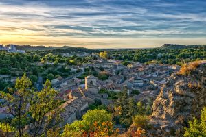 Un couché de soleil sur un petit village de provence