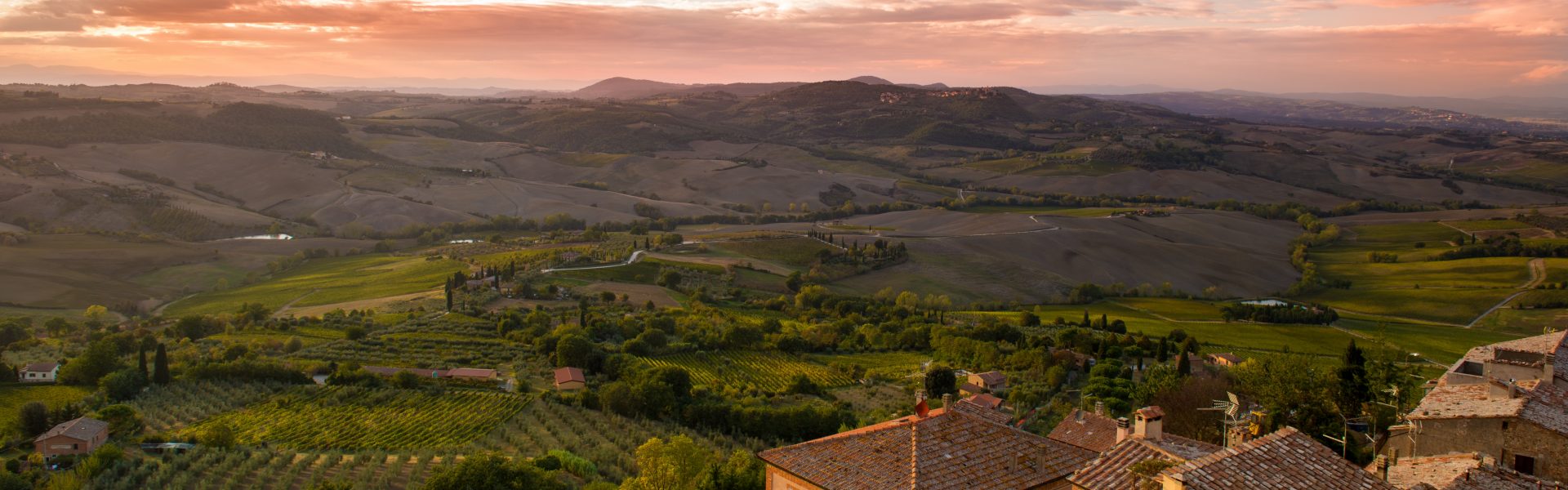 Un panorama avec un village de provence au premier plan