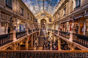 Escaleiers et toursites au passage Pommeraye à Nantes