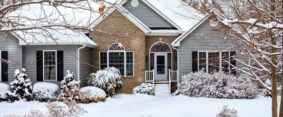 Maison sous la neige hiver