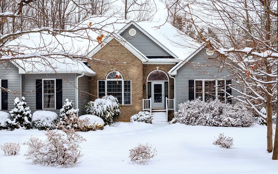 Maison sous la neige hiver