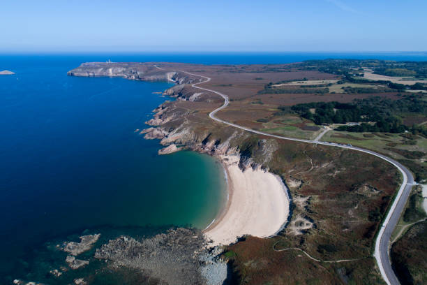 Route qui serpente sur le littoral breton