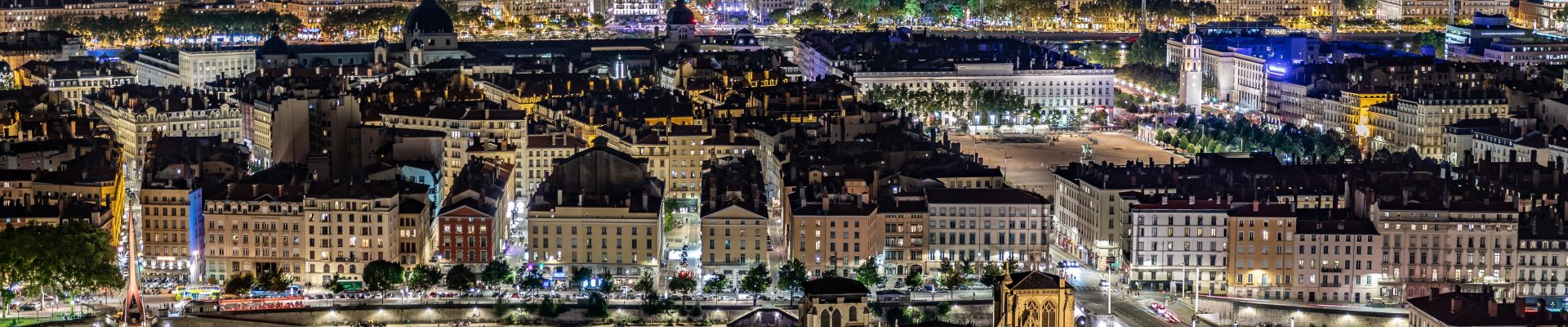 La ville de Lyon vue de nuit depuis la colline de Fourvière