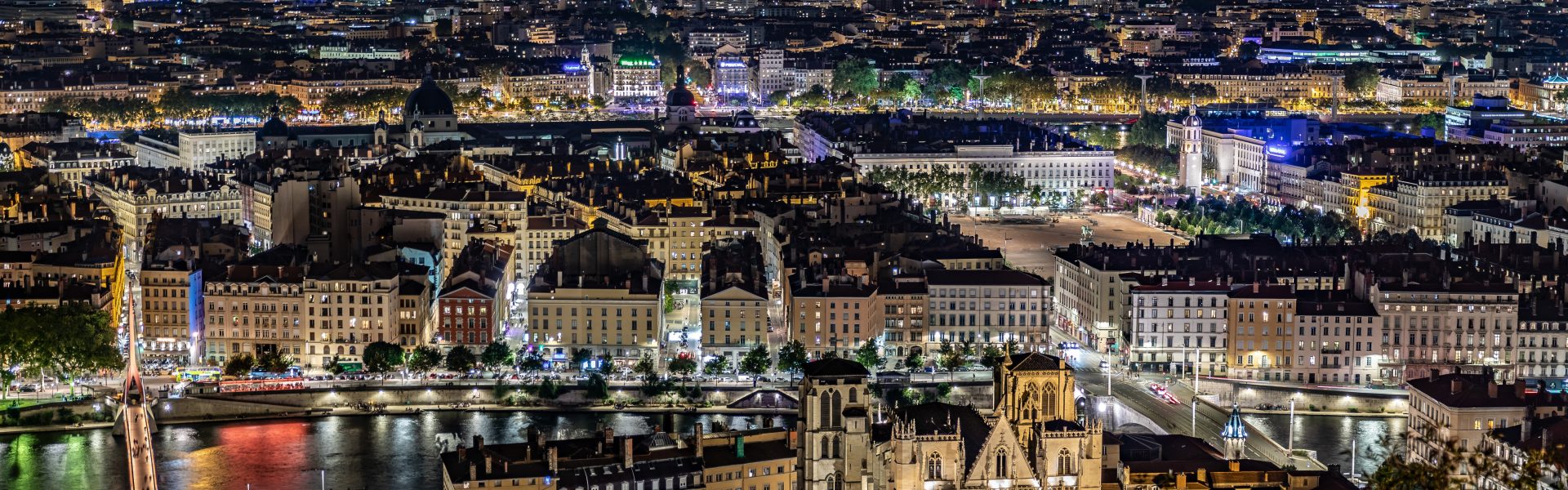 La ville de Lyon vue de nuit depuis la colline de Fourvière