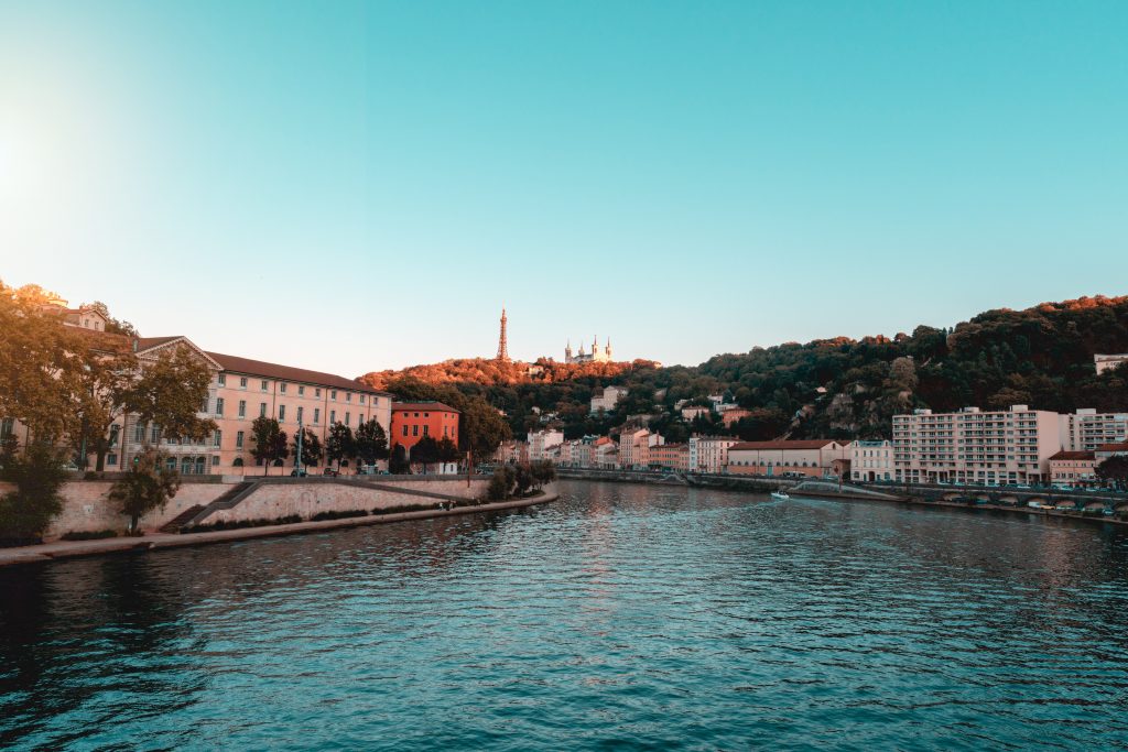 La colline de Fourvière vue depuis un pont au-dessus de la Saône