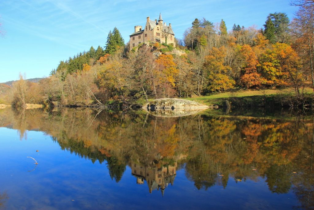 Château perché sur une colline dans la vallée de la Loire