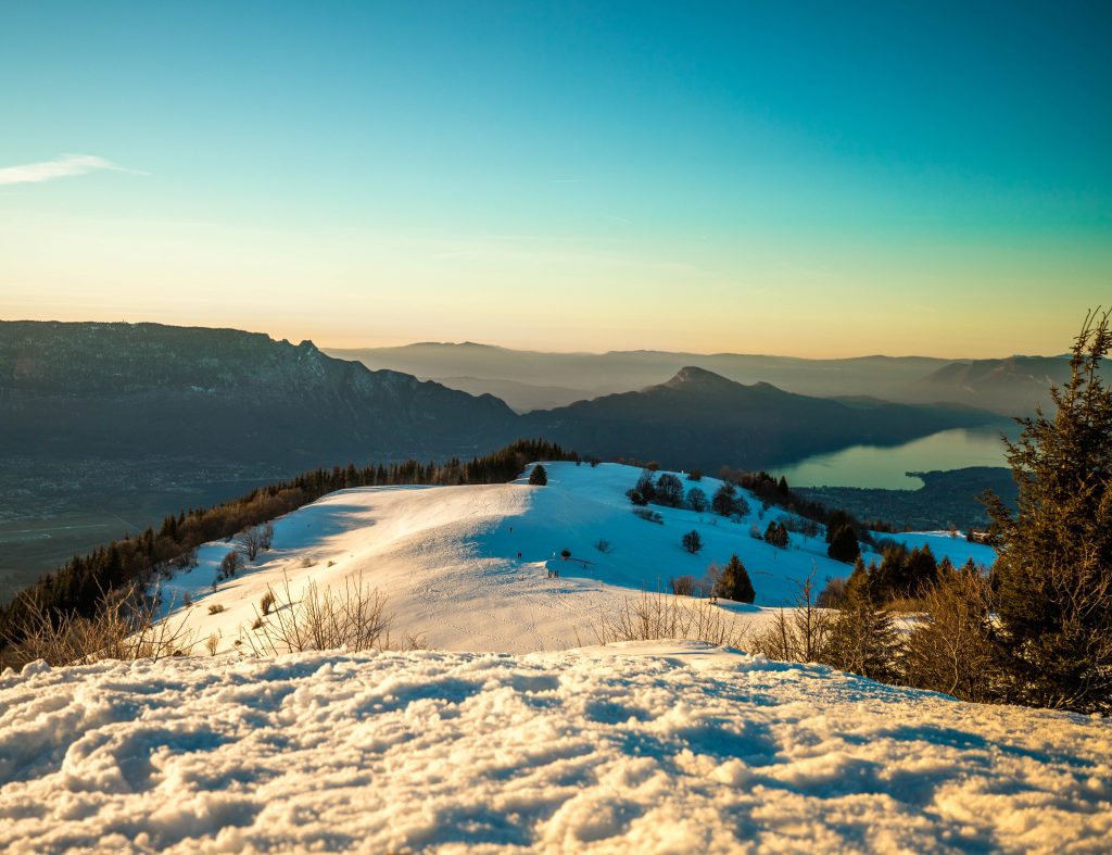 Paysage de savoie sous la neige