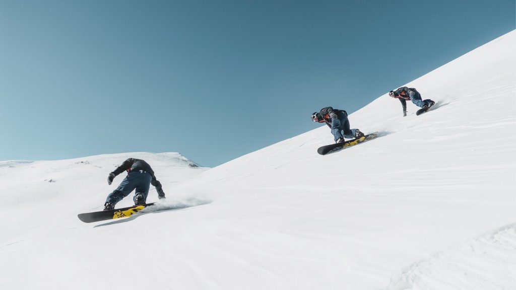 Snowboarders sur une piste