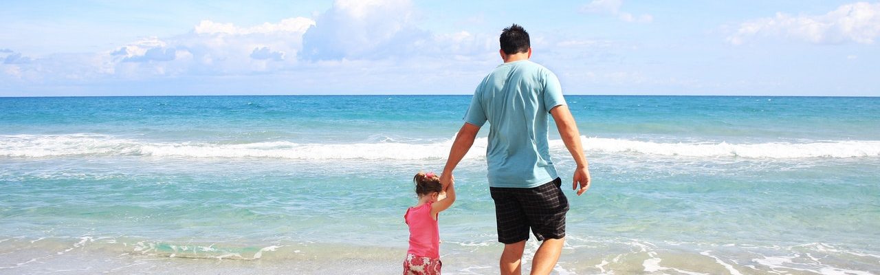 Papa et sa fille au bord de l'eau