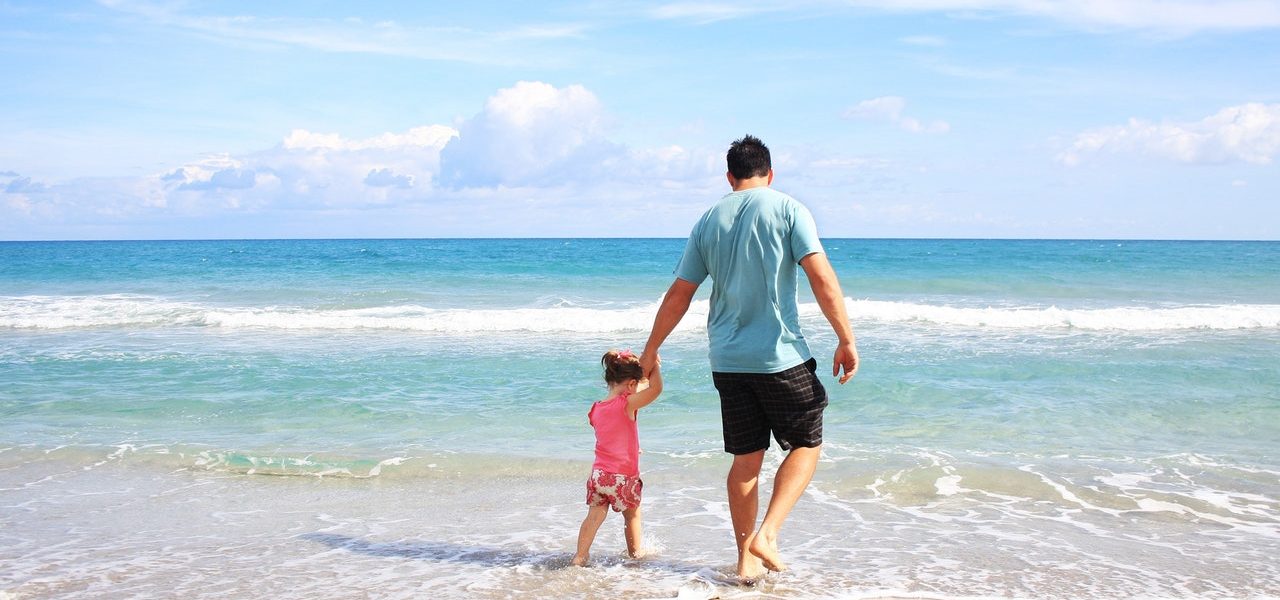 Papa et sa fille au bord de l'eau